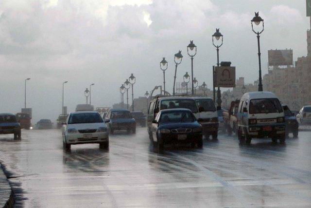 إرشادات المرور للسائقين أثناء القيادة .. تحذيرات بسبب سقوط أمطار في مصر