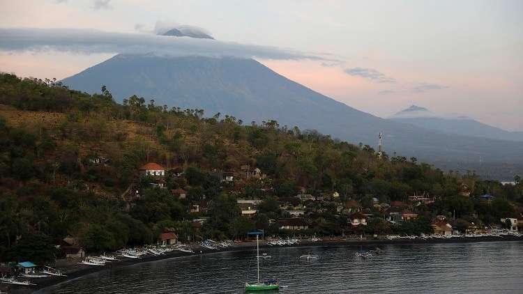 بالي بإندونيسيا رفع حالة التأهب القصوى من نشاط بركاني بجبل أوغونغ