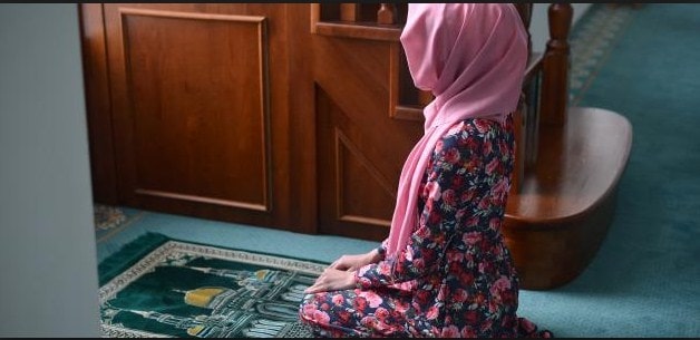 حكم ظهور قدم المرأة في الصلاة
