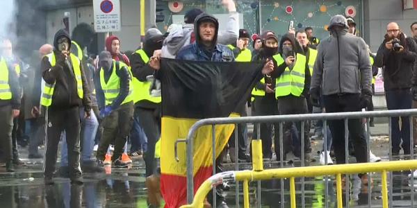 متظاهرو حركة “السترات الصفراء” يحاولون اقتحام إحدى فنادق باريس
