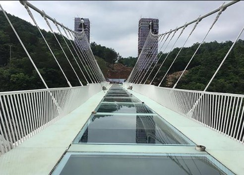 الجسر الزجاجي في الصين المعلق